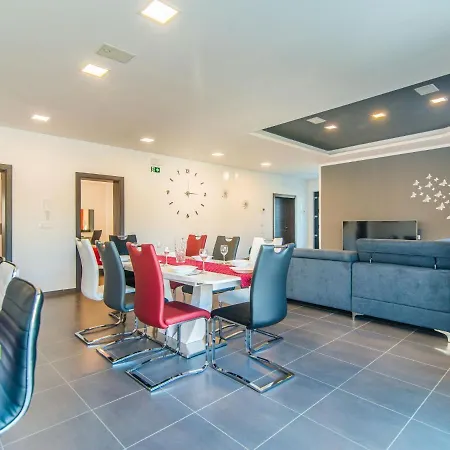 Beautiful In With Swimming Pool Villa *