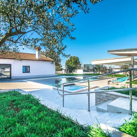 Villa Beautiful In With Swimming Pool *